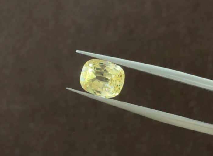 natural yellow sapphire 4 carats
