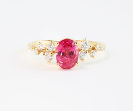 PINK SPINEL RING WITH SIDE NATURAL DIAMONDS